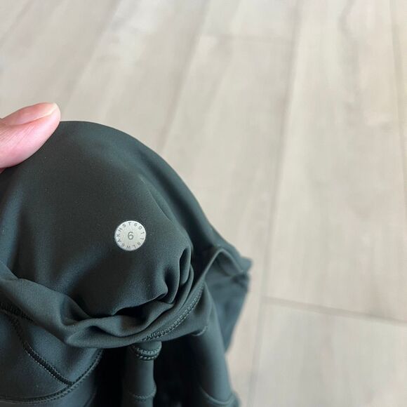 Lululemon women’s crop leggings size 6 - Picture 8 of 8